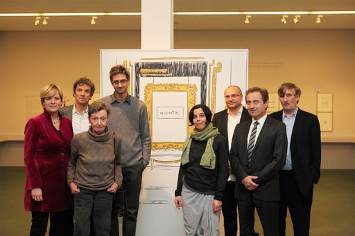 Im Bild v. l. n. r.: Barbara Schwarz (Landesrätin
von Niederösterreich), Michael Freund (Webster University & Der
Standard), Christine Nöstlinger (Autorin), Nicolas Mahler
(Künstler), Verena Hochleitner (Künstlerin), Gottfried Gusenbauer
(Direktor Karikaturmuseum Krems), Wolfgang Derler (Vizebürgermeister
und Kulturstadtrat der Stadt Krems) und Raimund Fellinger (Suhrkamp
Verlag)