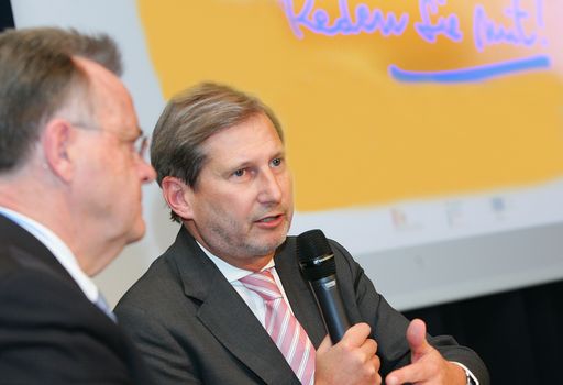 http://www.apa-fotoservice.at/galerie/4941 Im Bild
v.l.n.r.: Landeshauptmann Hans Niessl und EU-Kommissar Johannes Hahn