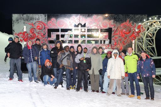 Planai GF Dir. Georg Bliem, Hansjörg Stocker (TV
Schladming-Rohrmoos) und BM Jürgen Winter mit den gut gelaunten
Seeed-Mitgliedern nach der Enthüllung ihres Kunstwerks von Knud
Tiroch
