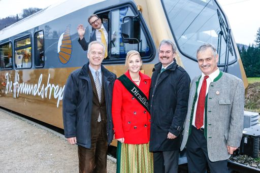 Bürgermeister Anton Gonaus (Kirchberg/Pielach)
begrüßte Verkehrslandesrat Karl Wilfing, Dirndlkönigin Julia I und
NÖVOG Geschäftsführer Gerhard Stindl am Bahnsteig (v. re n. l.), im
Hintergrund NÖVOG Schaffner Martin Bedenhammer.