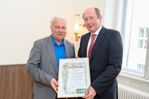 Vorschau Bild von Badens Bürgermeister KR Kurt Staska gratuliert Dr.
Gottfried Forsthuber zu seiner Ehrenpräsidentschaft beim ÖTTV (v.l.)
