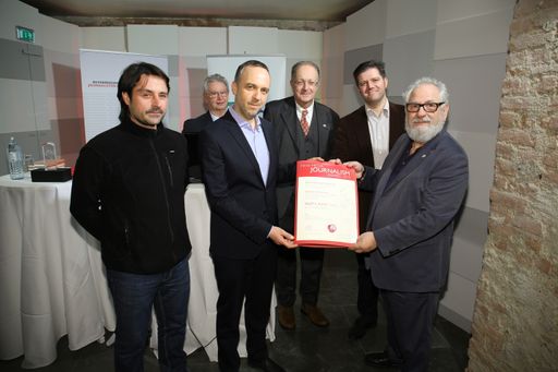 Vorschau Bild von Das Redaktionsteam von boerse.ARD.de nimmt aus der
Hand von ÖJC-Präsident Fred Turnheim die Ehrende Anerkennung für das
Online-Projekt "FAUST II_PUNKT_NULL" entgegen