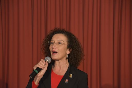  Konstanze Breitebner, Tony Rei, Claudia Kristofics
Binder, Christine Marek und Goran David verkauften beim Wiener
Hilfswerk-Benefiz-Weihnachtsmarkt.