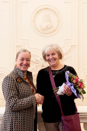 Agnes Husslein-Arco mit der 50.000. Besucherin,
Maria Müller aus Kärnten