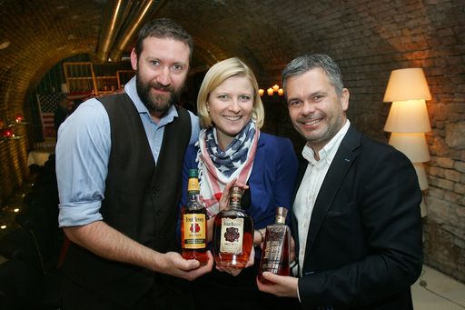  http://www.apa-fotoservice.at/galerie/4964/ Im Bild
v.l.n.r.: Brand Ambassador Dan Priseman, Brand Managerin Martina
Porhansl und Bernhard Eisheuer, Geschäftsführer Pernod Ricard
Austria, präsentieren die Four Roses Single Barrel Limited Edition
2013 in Österreich.