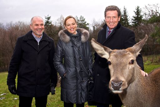 Wissenschaftsminister Karlheinz Töchterle, VetMed-Rektorin Sonja
Hammerschmid und Institutsleiter Walter Arnold im Rotwildgehege am
Wilhelminenberg.