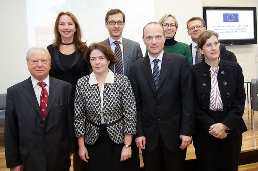http://www.apa-fotoservice.at/galerie/4975 Reihe
unten, v.r.n.l.: Botschafter Hans Winkler (Direktor der
Diplomatischen Akademie in Wien), Botschafterin Györgyi Martin
Zanathy (Leiterin der EU-Delegation zu den Internationalen
Organisationen in Wien), Morten Kjaerum (Direktor der
EU-Grundrechteagentur in Wien), Margaret Wachenfeld (Institut für
Menschenrechte und Wirtschaft) Reihe oben, v.l.n.r.: Giny Boer
(Leiterin von Ikea Österreich), Richard Kühnel (Vertreter der
EU-Kommission in Österreich), Lene Wendeland (Büro des UN-Kommissars
für Menschenrechte); Gerardo Patacconi (Leiter "Clusters und
Business Linkages", UNIDO)