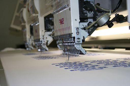 Vorschau Bild von Logostick bzw. Aufnäher gestickt mit einer Stickmaschine
(Computerstickerei).