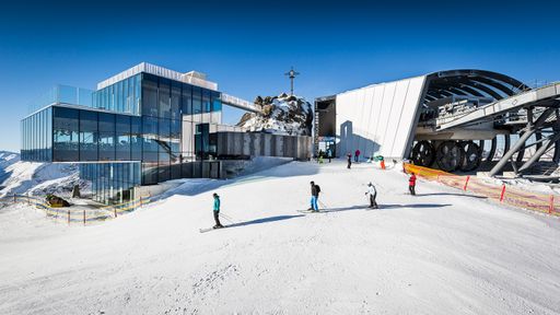 Tiscover Pisten-Check 2013/14: Das
Designer-Restaurant "ICE Q" auf 3.038 Metern ist eine der
Top-Neuheiten der Saison.