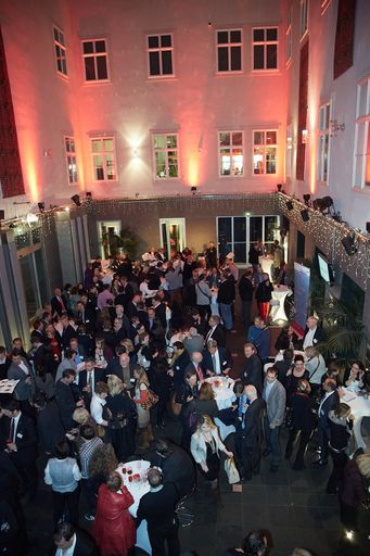 Vorschau Bild von http://www.apa-fotoservice.at/galerie/4995/
Zahlreiche Gäste folgten der Einladung zur EBC-Weihnachtsfeier im
Haus der Musik.