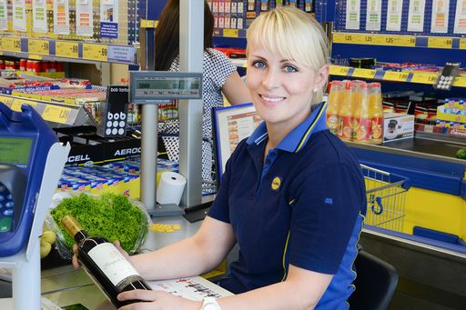 Sabina Hadzic, Kassiererin in der Filiale Lambach,
freut sich über den neuen Mindestlohn von Lidl Österreich