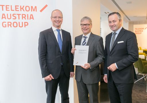 http://www.apa-fotoservice.at/galerie/4914
v.l.n.r.: Jörg Busch, Partner für Compliance und Risk Services, PwC
Österreich; Martin Walter, Compliance Officer, Telekom Austria
Group; Hannes Ametsreiter, Generaldirektor Telekom Austria Group und
A1