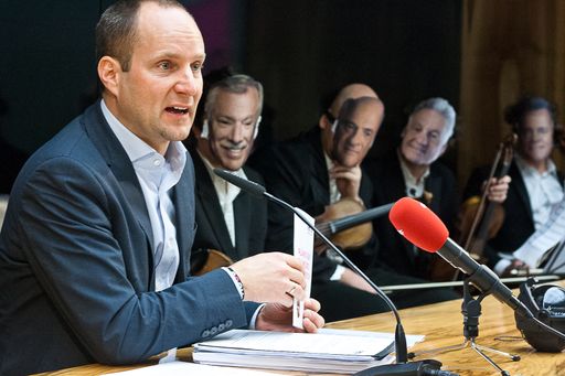 NEOS Klubobmann Matthias Strolz mit Quartett der Landesfürsten
Häupl/Pröll/Pühringer/Niessl