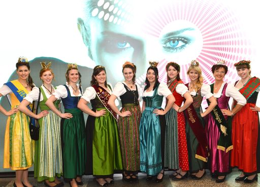  Ausgelassene Stimmung und die Pracht der Tracht am
Tanzparkett.