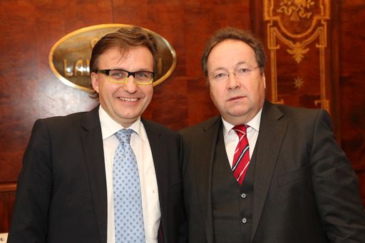  http://www.apa-fotoservice.at/galerie/4994 Im Bild
v.l.n.r.: Jürgen Irsigler (Vizepräsident des Österreichischen
Buchmacherverbandes), RA Dr. Helmut Grubmüller (Geschäftsführer des
Österreichischen Buchmacherverbandes)