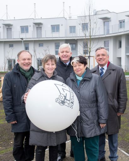 Volkshilfe Wien Geschäftsführer DSA Walter Kiss,
Pflegedienstleiterin der Volkshilfe Wien Sonja Kriz,
Sozialbau-Vorstand Bmstr. Ing. Wilhelm Zechner, VHW-Vorsitzende
Prof.in Erika Stubenvoll, Bezirksvorsteher Ing. Heinz Lehner
(v.l.n.r)