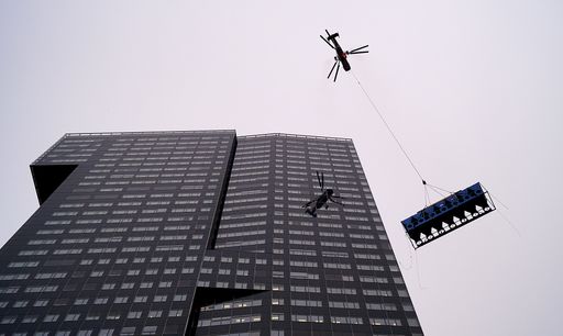 Spektakulärer Heli-Einsatz am IZD Tower. In 130
Meter Höhe wurde eine neue Kälteanlage montiert. Damit wird die
Energieeffizienz des Bürogebäudes noch besser.