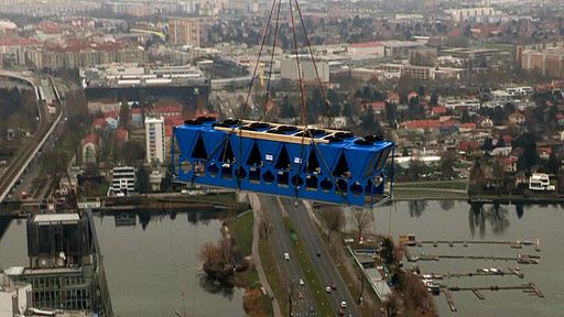 Vorschau Bild von Spektakulärer Heli-Einsatz am IZD Tower. In 130
Meter Höhe wurde eine neue Kälteanlage montiert. Damit wird die
Energieeffizienz des Bürogebäudes noch besser.