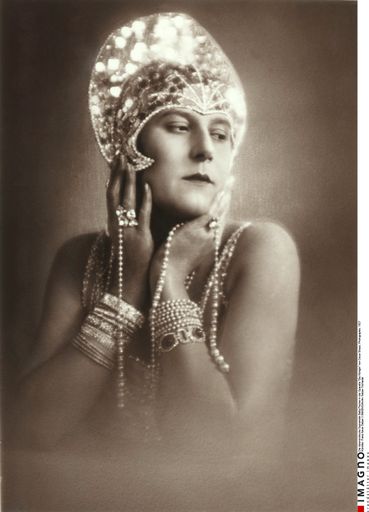 Vorschau Bild von Franz Xaver Setzer (1886-1939), Die Sopranistin
Betty Fischer in der Operette "Die Königin" von Oscar Straus 1927,
Fotografie, Silbergelatineabzug,13,9 x 8,9 cm,Photoarchiv
Setzer-Tschiedel - Die Pressebilder sind in Zusammenhang mit der 
Berichterstattung zur Ausstellung honorarfrei zu verwenden. 
The press images are intended solely for unremunerated use in the 
context of exhibition reports.