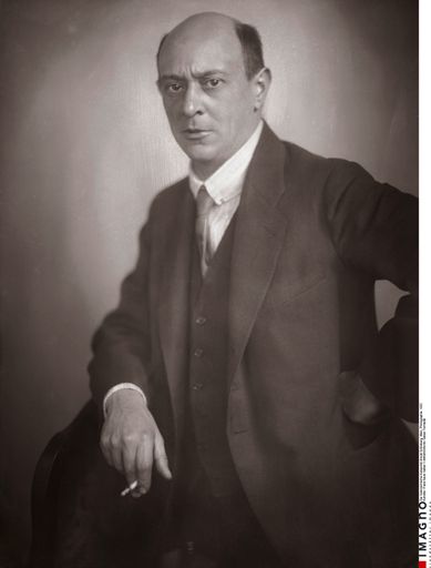 Vorschau Bild von Franz Xaver Setzer (1886-1939),Der österreichische
Komponist Arnold Schönberg, 1922, Fotografie, Silbergelatinabzug,
26,9 x 20,5 cm - Die Pressebilder sind in Zusammenhang mit der 
Berichterstattung zur Ausstellung honorarfrei zu verwenden. 
The press images are intended solely for unremunerated use in the 
context of exhibition reports.