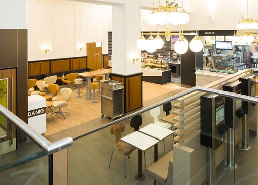 Das neue McDonald's Restaurant an der Wiener
Kennedybrücke vereint historisches Ambiente mit modernem Design.