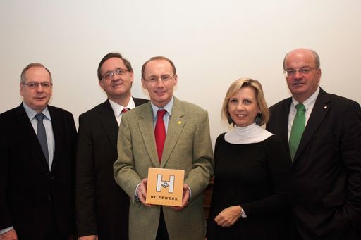  Christian Domany (Hilfswerk Austria International)
Günther Ofner (Burgenländisches Hilfswerk), Karin Praniess-Kastner
(Wiener Hilfswerk) und Christian Struber (Salzburger Hilfswerk)
gratulieren Othmar Karas zu 15 erfolgreichen Jahren als Präsident
von Hilfswerk Österreich.