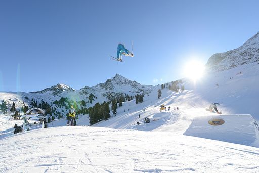 Kühtai punktet bei der Wahl zum Skigebiet mit
bestem Preis-Leistungsverhältnis in Europa mit Schneesicherheit,
Pistenlängen, Zahl der Liftanlagen, kostenlosen Parkplätzen,
Ski-Bustransfers und Snowpark. Der für die YOG, die Olympischen
Jugendspiele 2012, errichtete K-Park, wird nun von der Air & Style
Crew geshapet und von Top-Boardern für internationale Events
genutzt.