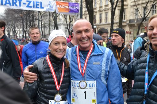  US-Botschafterin Alexa Wesner und
Verteidigungsminister Gerald Klug nach dem heutigen Silvesterlauf
auf der Ringstraße.