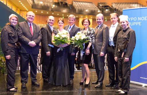  Beste Stimmung nach dem Neujahrskonzert der HYPO
Niederösterreich: Justizminister Wolfgang Brandstetter, NÖ
Landeshauptmann-Stv. Wolfgang Sobotka, Sopran-Solistin Pia Viola
Buchert, Vizekanzler Michael Spindelegger, Innenministerin Johanna
Mikl-Leitner, HYPO NOE Gruppe-Generaldirektor Peter Harold und
Bass-Solist Günther Groissböck (v.l.n.r.) - umgeben von den
glückbringenden Rauchfangkehrerinnen.