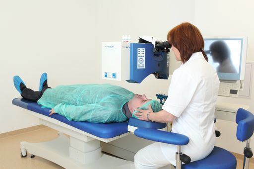  Augenlaserbehandlung im Behandlungsraum bei Excimer in
Bratislava.
