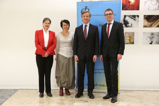 v.l.n.r.: Rektorin Ulrike Greiner, Vizerektorin
Katharina Soukup-Altrichter, Botschafter Alberto C. Fernández,
Vizerektor Josef Oberneder