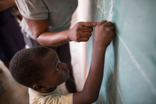  Bildung bedeutet Hoffnung und Zukunft für die
Kinder in Haiti. Daher hat SOS-Kinderdorf nach dem Beben sechs neue
Schulen errichtet, dazu ein neues, drittes SOS-Kinderdorf und
zahlreiche Sozialzentren.