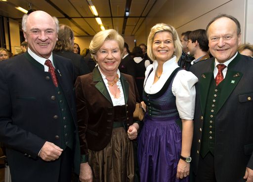 Landeshauptmann Erwin Pröll, "Hilfe im eigenen
Land"-Präsidentin Sissy Pröll, Bauernbunddirektorin Klaudia Tanner
und Bauernbundobmann Hermann Schultes.