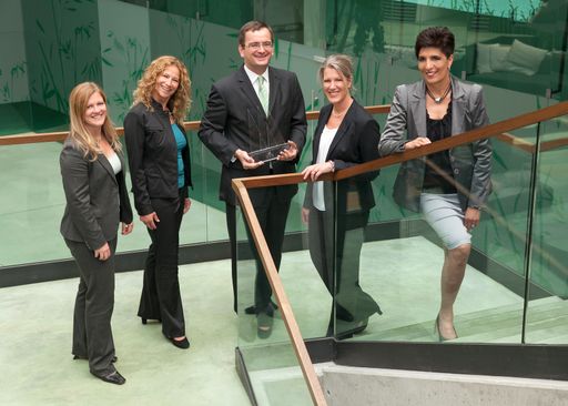 Das Team der RWB Austria mit der Trophäe für den
Journalistenpreis "Private Equity" (v.l.n.r.): Mag. Birgit
Schmolmüller (Vertriebsdirektorin), Heidi Rangger (Verwaltung), Ass.
jur. Armin Prokscha (Geschäftsführer), Julia Schwarzin (Verwaltung),
Gina Bacher (Verwaltung)