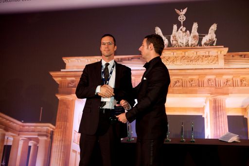  Mag. Roland Maslo (links im Bild, Bereichsleiter
Unternehmenssteuerung Raiffeisen-Leasing) bei der Preisverleihung in
Berlin