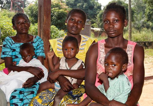  Die Kinderdorf-Mütter im SOS-Kinderdorf Bangui
hoffen auf ein baldiges Ende der Kämpfe und endlich wieder Frieden
im Land, vor allem für ihre Kinder, die sie mit viel Herz und
Zuwendung in eine hoffnungsvolle Zukunft begleiten wollen.