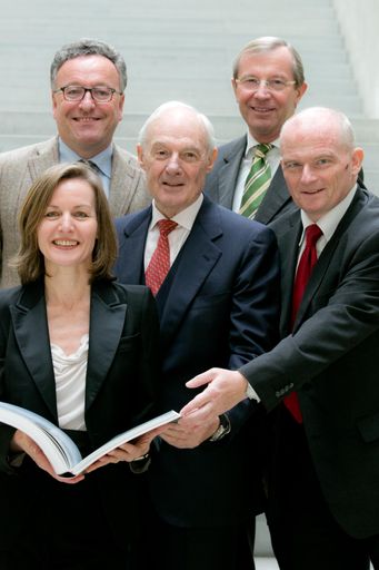 Vorschau Bild von Bei der Bekanntgabe der Partnerschaft Museum der
Moderne Salzburg und Generali Foundation. Im Bild: Vorne v.li.: Dr.
Sabine Breitwieser, Direktorin, Museum der Moderne Salzburg; Dr.
Dietrich Karner, Präsident Generali Foundation und Vorsitzender des
Aufsichtsrates Generali Holding Vienna AG und Generali Versicherung
AG; Dr. Peter Thirring, Vorsitzender des Vorstandes Generali Holding
Vienna AG und Generali Versicherung AG. Hinten v.li.: Dr. Heinrich
Schellhorn, Landesrat für Kultur, Land Salzburg; Dr. Wilfried
Haslauer, Landeshauptmann, Land Salzburg