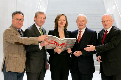 Bei der Bekanntgabe der Partnerschaft Museum der
Moderne Salzburg und Generali Foundation. Im Bild v.l.n.r.: Dr.
Heinrich Schellhorn, Landesrat für Kultur, Land Salzburg; Dr.
Wilfried Haslauer, Landeshauptmann, Land Salzburg; Dr. Sabine
Breitwieser, Direktorin, Museum der Moderne Salzburg; Dr. Dietrich
Karner, Präsident Generali Foundation und Vorsitzender des
Aufsichtsrates Generali Holding Vienna AG und Generali Versicherung
AG; Dr. Peter Thirring, Vorsitzender des Vorstandes Generali Holding
Vienna AG und Generali Versicherung AG.