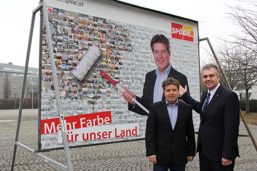Reinhold Entholzer und Christian Horner präsentieren das neue
Plakat