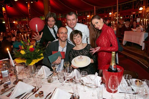  Im Bild v.l.n.r.: Künstler Andreas Wessels
(stehend), Gewinner Harald Jenewein und Marie-Therese Jenewein, Toni
Mörwald (stehend) und Künstlerin Ekaterina Demina (stehend).