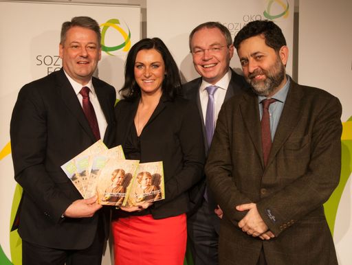  Landwirtschaftsminister Andrä Rupprechter,
Abgeordnete zum Europäischen Parlament Elisabeth Köstinger,
Präsident des Ökosozialen Forums Stephan Pernkopf und der
EU-Chefverhandler des EU-USA Freihandelsabkommens Ignacio Garcia
Bercero.