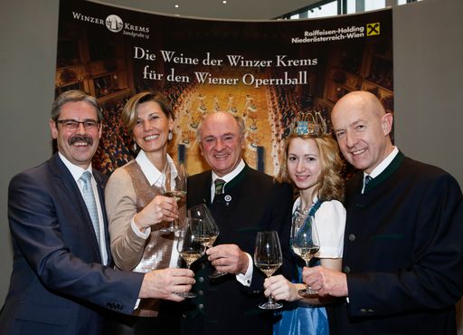  Präsident Mag. Erwin Hameseder, Obmann
Raiffeisen-Holding NÖ Wien, Opernball-Organisatorin Desirée
Treichl-Stürgkh, NÖ-Landeshauptmann Dr. Erwin Pröll, Weinkönigin
Tanja Dworzak und Winzer Krems Geschäftsführer Dir. Franz
Ehrenleitner bei der Präsentation der Weine der Winzer Krems für den
Wiener Opernball 2014.