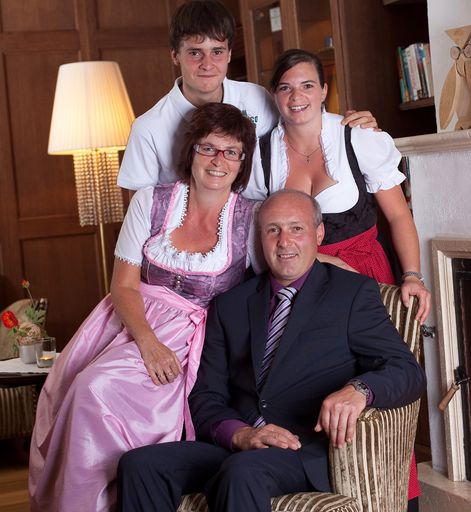  Die Hoteliers-Familie Klausner aus Hintertux im
Zillertal freut sich über die Auszeichnung zum TopHotel 2014 von
HolidayCheck. im Bild Frieda, Stefan, Magdalena und Martin