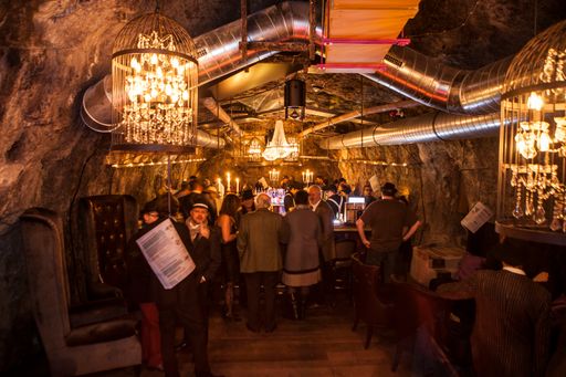 Richard Hirschhubers Speakeasy-Bar "Stollen
1930" ist eröffnet und lockt anspruchsvolle Nachtschwärmer in ein
außergewöhnliches Ambiente - in einen 600 Jahre alten Stollen mitten
im Kufsteiner Festungsberg.