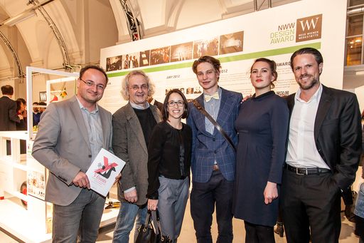 Im Bild v.l.n.r.: Harry Gatterer
(Zukunftsinstitut), Severin Filek (designaustria), Karin Polzhofer
(NWW), Designer Maciej Chmara und Ania Rosinke (Gewinnerprojekt
Mobile Gastfreundschaft-Küche) und Stefan Polzhofer (NWW
Geschäftsführer)