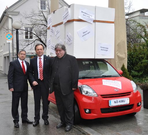 Wirtschaftsverband NÖ gegen Belastungen für Unternehmen: Der
schwer beladene Kleinwagen zeigt, welchem Belastungsdruck die Klein-
und Mittelbetriebe ausgesetzt sind.
