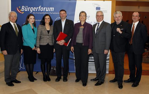  http://www.apa-fotoservice.at/galerie/5037 Im Bild
v.l.n.r.: Hans-Peter Martin (Europaabgeordneter), Eva Weissenberger
(CR Kleine Zeitung Kärnten), Elisabeth Köstinger (Europaabgeordnete
ÖVP), Jörg Leichtfried (Europaabgeordneter SPÖ), Ulrike Lunacek
(Europaabgeordnete DIE GRÜNEN), Ing. Reinhart Rohr (Präsident des
Kärntner Landtages), Andreas Mölzer (Europaabgeordneter FPÖ) und
Georg Pfeifer (Leiter des Informationsbüros des Europäischen
Parlaments in Österreich)