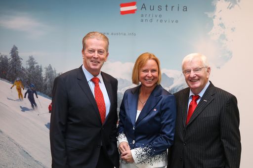  atb_sales Pressekonferenz: v.l.n.r.:
Wirtschafts- und Tourismusminister Dr. Reinhold Mitterlehner;
ÖW-Geschäftsführerin Dr. Petra Stolba; WKO-Bundesspartenobmann KR
Hans Schenner;