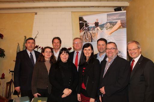  vlnr: Dir. Georg Steiner (ARGE Straße der Kaiser
und Könige), Mag. Renate Penitz (Wirtschaftsministerium), Mag.
Stefan Bauer (Niederösterreich-Werbung GmbH), Martina Polzer
(WienTourismus), Friedrich Bernhofer (Sprecher der Donau
Österreich), Petra Riffert (Werbegemeinschaft Donau OÖ), Mag.
Bernhard Schröder (Donau Niederösterreich GmbH), Georg Bachleitner
(Oberösterreich Tourismus), Mag. Karl Pramendorfer (Oberösterreich
Tourismus)