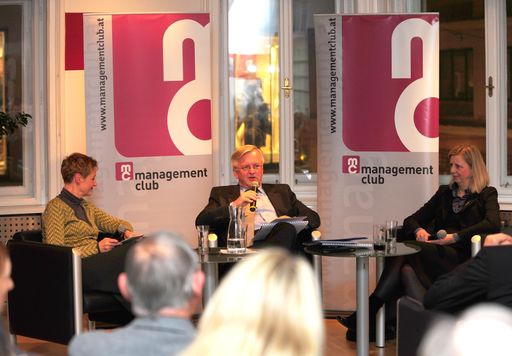  http://www.apa-fotoservice.at/galerie/5022
Angesichts der geplanten Streichung des Gewinnfreibetrages für
Unternehmer wirken Manager mit dem 13. und 14. Monatsgehalt
plötzlich wie die Liebkinder der Politik. Es scheint generell eine
zunehmend leistungsfeindliche Grundstimmung in der Bevölkerung zu
geben, was sich auch in der Politik niederschlägt. Der management
club griff dieses Thema auf um wirtschaftliche Erfolgs- aber auch
Hemmungsfaktoren aus Perspektive der Unternehmer und der
Führungskräfte mit Petra Gregorits (PGM Marketing Research
Consulting) und Ing. Rudolf Kemler (ÖIAG) unter der Moderation von
Sybille Hamann zu diskutieren. Im Bild: Sybille Hamann, Rudolf
Kemler, Petra Gregorits (v.l.n.r.)
